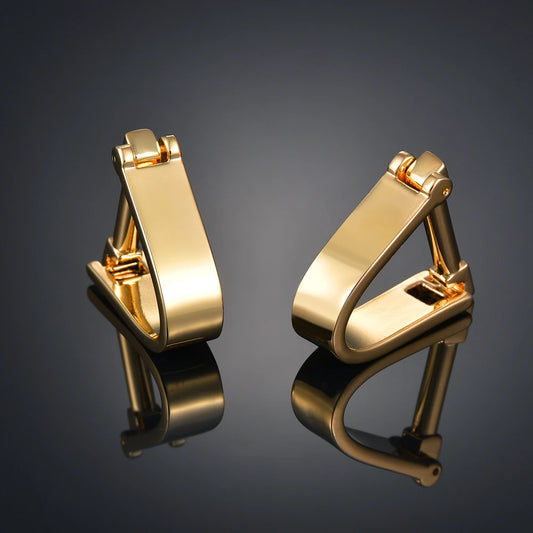 Accessoire raffiné : boutons de manchette dorés, finition brillante, détail chic pour un costume homme