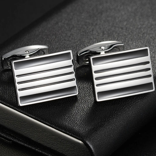 Boutons de manchette rectangulaires en argent et noir rayé, élégance discrète pour costume de mariage ou bureau