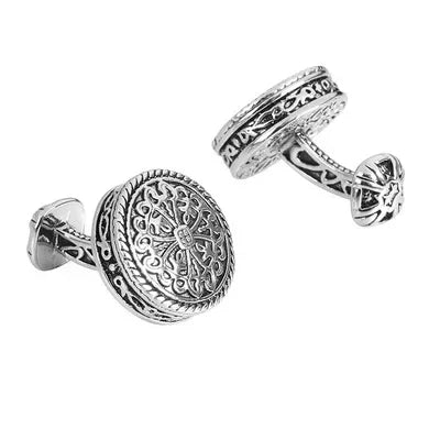 Détail de boutons de manchette en argent sculptés, bijou pour homme alliant tradition et élégance