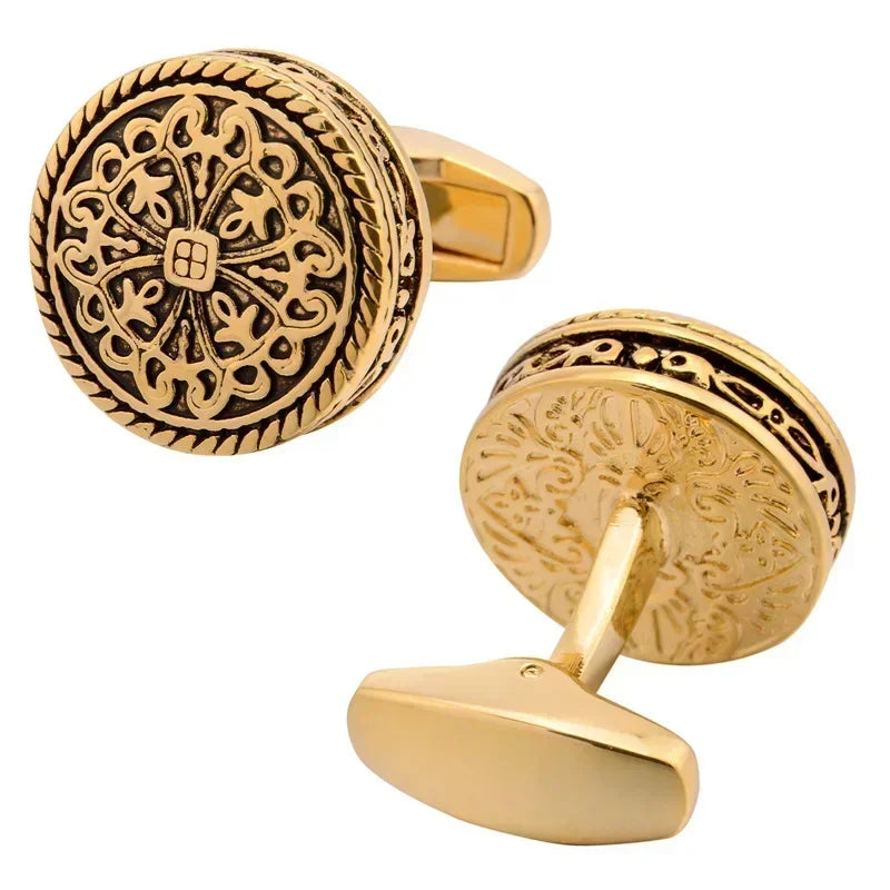 Zoom sur les boutons de manchette sculptés antique en or, motif royal grec, accessoire élégant pour costume et chemise habillée, bijou de luxe pour homme