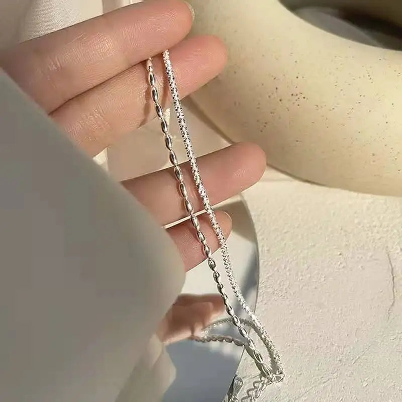 Vue rapprochée du bracelet montrant la finesse de la chaîne et la brillance des maillons en argent massif.
