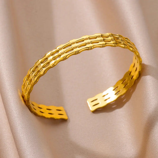 Bracelet jonc doré en acier inoxydable, brillance chic et minimaliste.