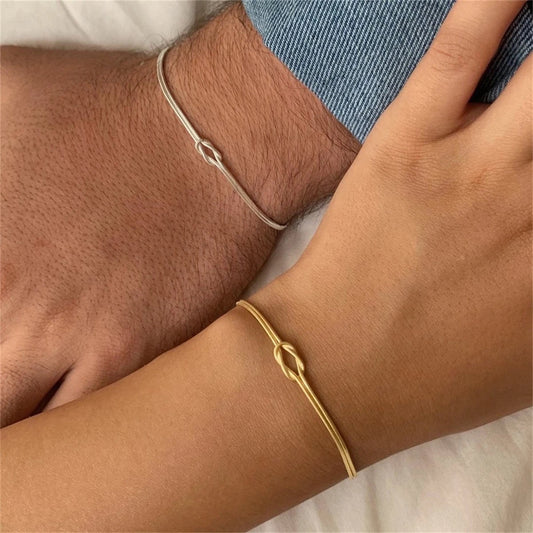 Un contraste subtil entre l’or chaud et l’argent froid, pour un accessoire au design singulier. 