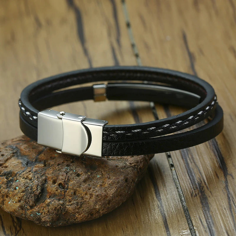 Zoom sur l'arrière du bracelet en cuir tressé noir avec plaque en acier inoxydable