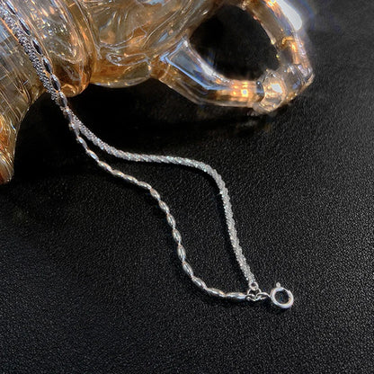 Vue rapprochée du bracelet montrant la finesse de la chaîne et la brillance des maillons en argent massif.