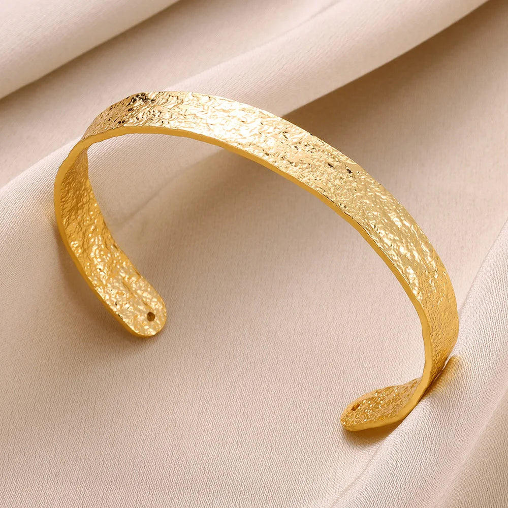 Bracelet doré, accessoire chic pour sublimer une tenue de soirée.