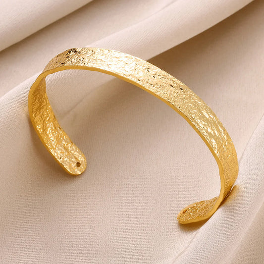 Bracelet doré, accessoire chic pour sublimer une tenue de soirée.