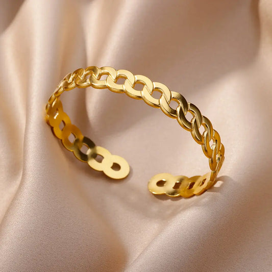 bracelet doré pour femme, en acier inoxydable, mettant en valeur sa finition brillante.