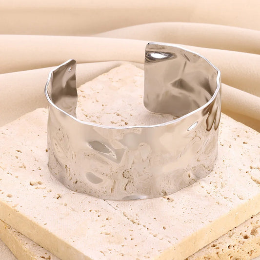 Vue rapprochée du bracelet argenté, bijou ouvert à l’allure moderne.