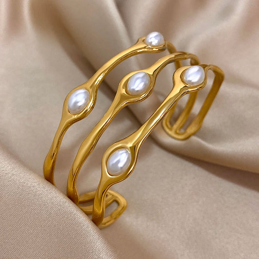 Zoom sur le design texturé du bracelet doré perlé, manchette ouverte au style audacieux et élégant.