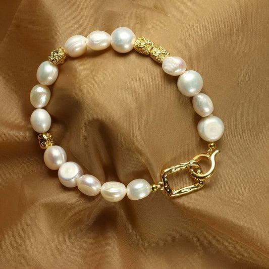 Vue rapprochée du bracelet en perles d’eau douce baroques, monté sur un fermoir plaqué or 14 carats.