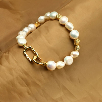 Vue rapprochée du bracelet en perles d’eau douce baroques, monté sur un fermoir plaqué or 14 carats.
