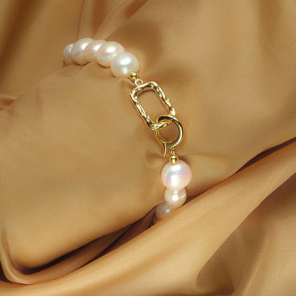 Bracelet magnifiquement présenté, prêt à être offert en cadeau de luxe.