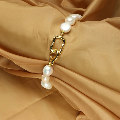 Bracelet en perles baroques, apporte une touche de raffinement naturel.