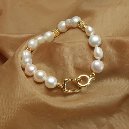 Bijou qui pourrait être porté avec une tenue élégante, idéal pour sublimer un look de soirée ou une robe habillée.