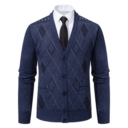 Cardigan BENEDICT bleu marine pour homme à carreaux, gilet boutonné en laine et polyester avec col V, idéal pour une tenue élégante et classique.