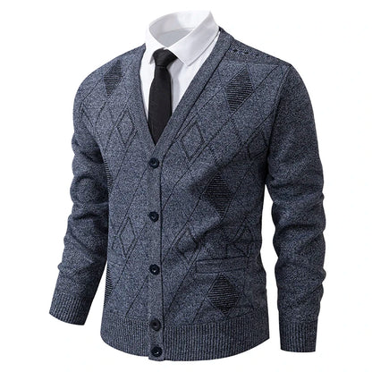 Cardigan BENEDICT gris clair avec col V discret, gilet homme en laine et polyester, idéal pour un look casual chic et élégant.