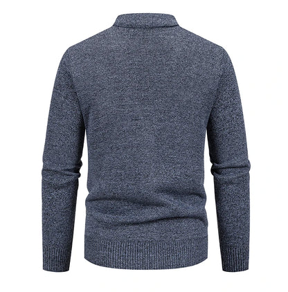 Vue arrière du cardigan BENEDICT gris clair, matière de qualité pour une silhouette raffinée et une allure vintage intemporelle.