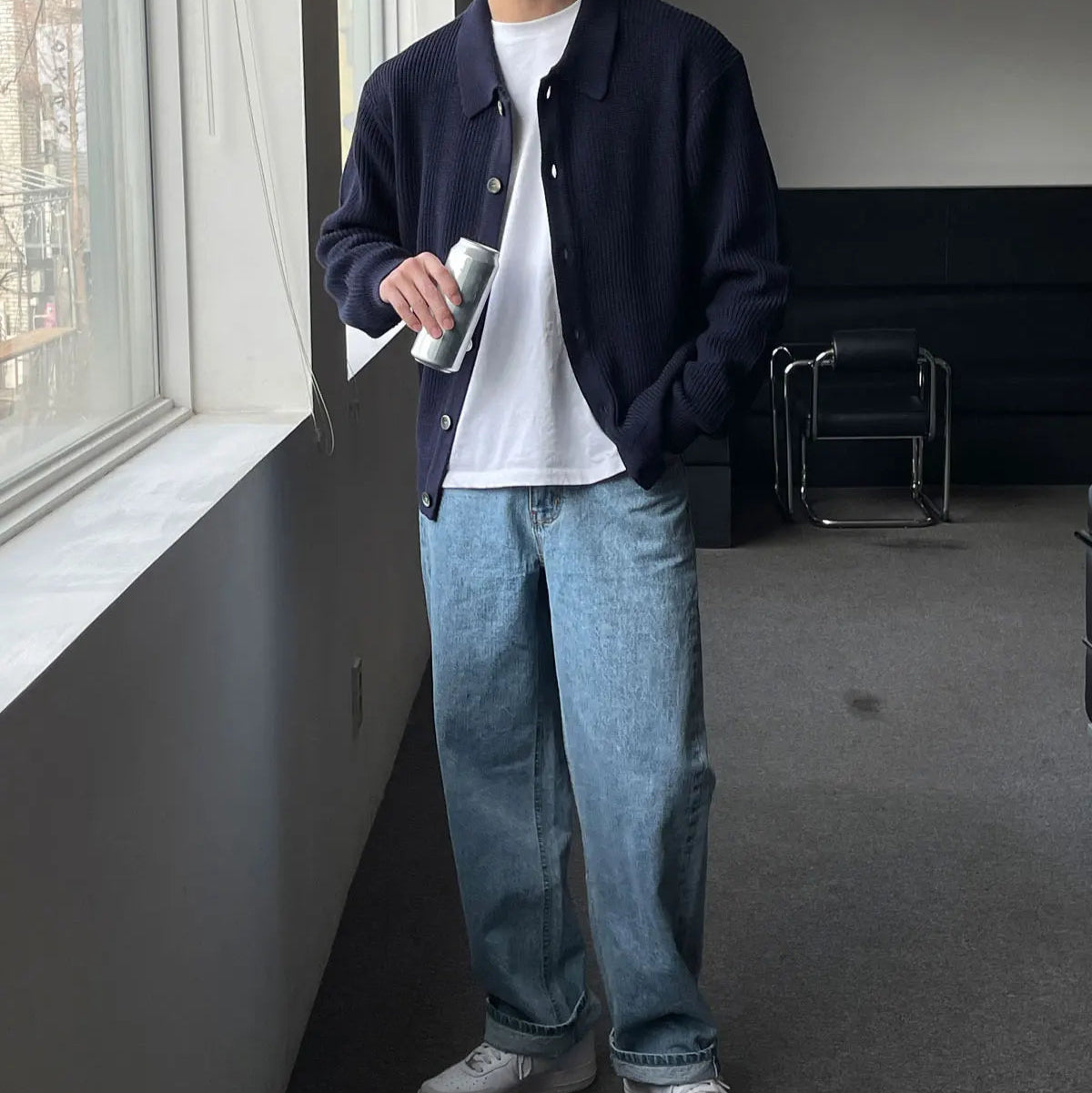 Le cardigan CONRAD bleu marine en laine, avec son col V et son tricot fluide, allie élégance et confort pour une silhouette parfaite.