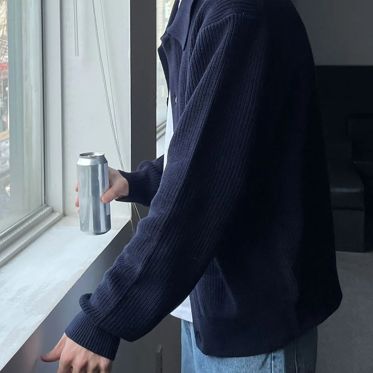 Cardigan CONRAD bleu marine, au design épuré et au tricot fluide, une pièce essentielle pour un style discret mais chic.
