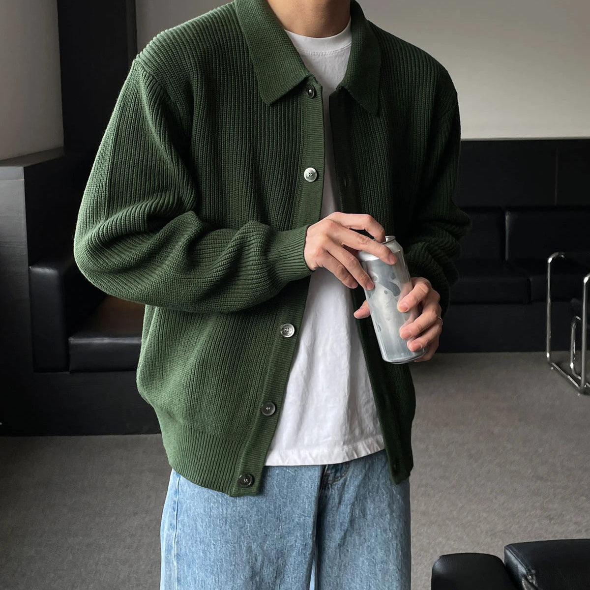 Cardigan CONRAD vert foncé à col V épuré, en tricot plat doux et léger. Une pièce sophistiquée pour un look moderne et intemporel.