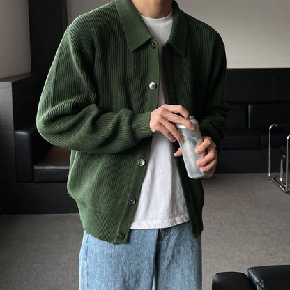 Cardigan CONRAD vert foncé à col V épuré, en tricot plat doux et léger. Une pièce sophistiquée pour un look moderne et intemporel.