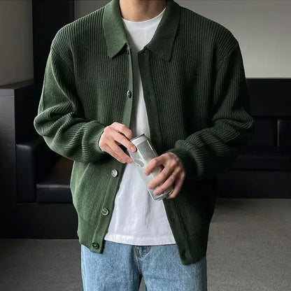 Cardigan CONRAD vert foncé à col V, confectionné en tricot plat doux et léger. Un choix élégant et intemporel qui allie sophistication et décontraction.