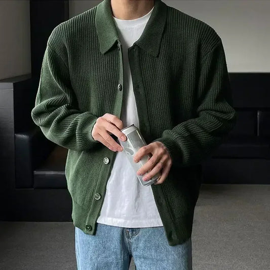 Cardigan CONRAD vert foncé à col V, confectionné en tricot plat doux et léger. Un choix élégant et intemporel qui allie sophistication et décontraction.