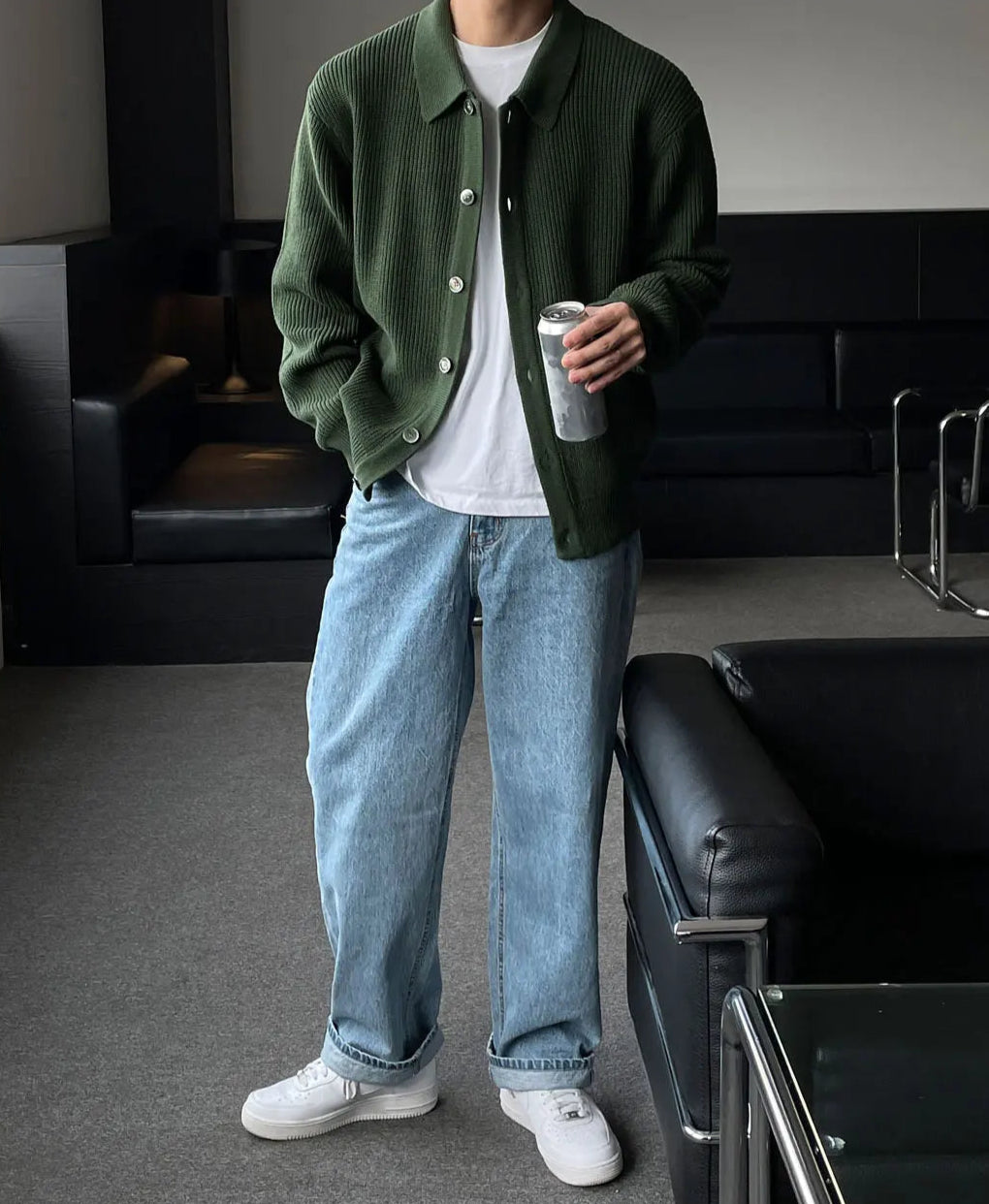Cardigan CONRAD vert foncé, chic et minimaliste avec col V structuré. Un incontournable du vestiaire masculin pour un confort toute la journée.