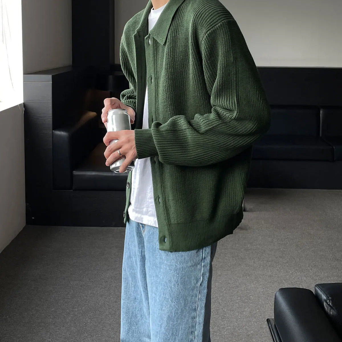 Le cardigan CONRAD en vert foncé, tricot plat et col V pour un style élégant et décontracté. Confort optimal pour un look raffiné.