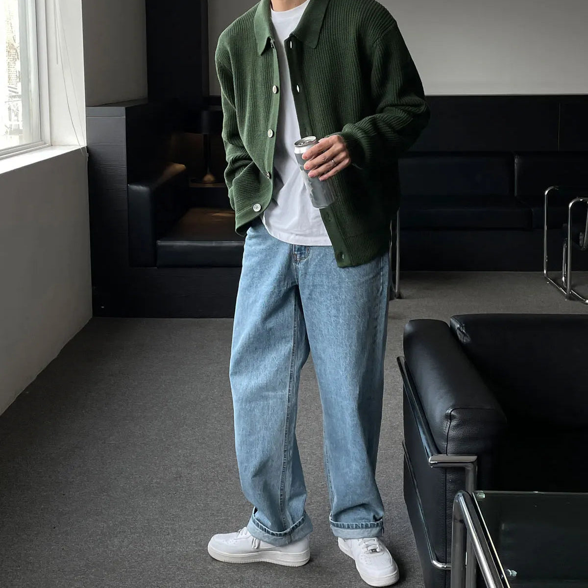 CONRAD vert foncé, cardigan en tricot doux et fluide, à col V pour une silhouette élégante et un style discret mais raffiné.