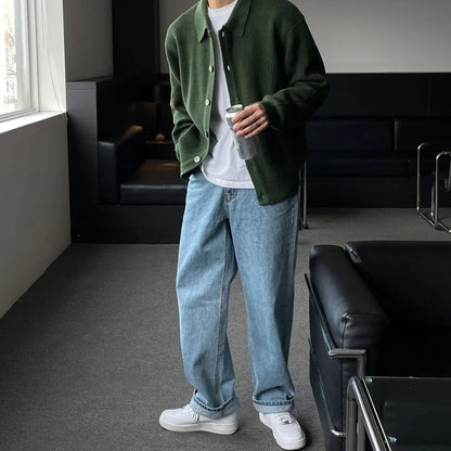 CONRAD vert foncé, cardigan en tricot doux et fluide, à col V pour une silhouette élégante et un style discret mais raffiné.