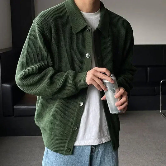 Cardigan CONRAD en tricot plat vert foncé, col V épuré et boutonnage simple pour une allure élégante et décontractée. Idéal pour un look raffiné et intemporel.