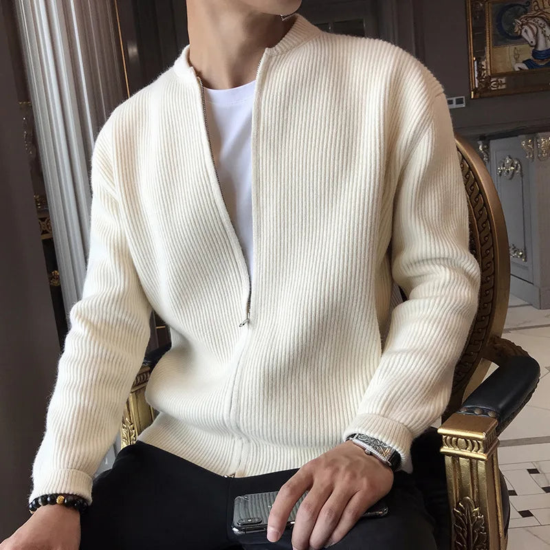 Cardigan DORIAN beige classique pour homme, en tricot épais et texturé, style old money, coupe droite et ample, idéal pour un look décontracté ou habillé, en laine et polyester.