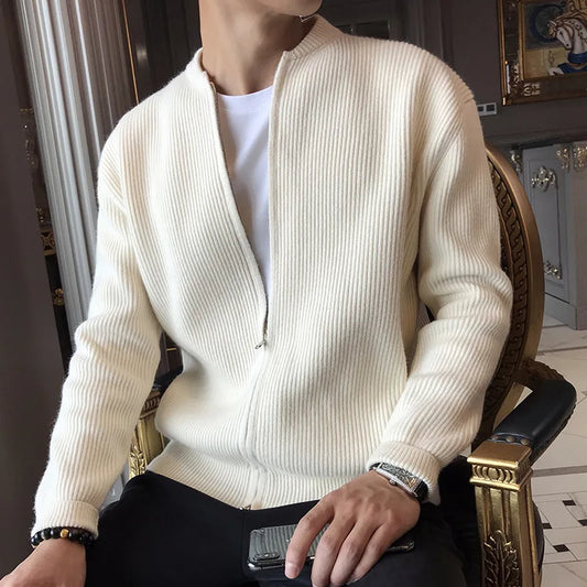 Cardigan DORIAN beige classique pour homme, en tricot épais et texturé, style old money, coupe droite et ample, idéal pour un look décontracté ou habillé, en laine et polyester.