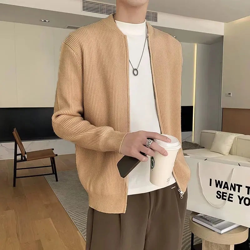 Cardigan marron clair DORIAN, avec fermeture éclair moderne et tricot texturé, confort et chaleur garantis, un choix idéal pour un style à la fois moderne et raffiné.