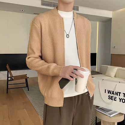 Cardigan marron clair DORIAN, avec fermeture éclair moderne et tricot texturé, confort et chaleur garantis, un choix idéal pour un style à la fois moderne et raffiné.