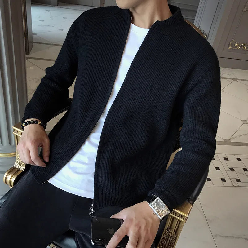 Le cardigan DORIAN noir, zoom sur la laine et polyester. Tricot texturé qui assure confort et chaleur tout en restant respirant, idéal pour les journées fraîches ou les tenues élégantes.