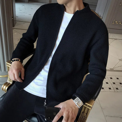 Le cardigan DORIAN noir, zoom sur la laine et polyester. Tricot texturé qui assure confort et chaleur tout en restant respirant, idéal pour les journées fraîches ou les tenues élégantes.