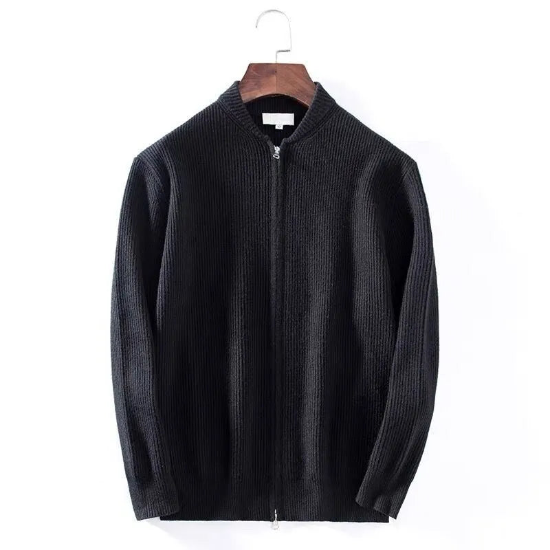 Cardigan noir DORIAN, tricot structuré en laine et polyester, offrant une texture douce et chaude tout en restant respirant. La matière épaisse garantit une isolation thermique optimale sans sacrifier le confort.