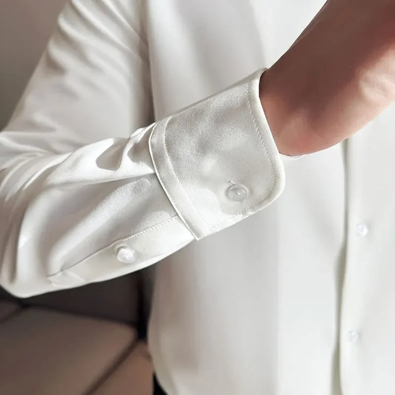 Texture du tissu blanc, mélange de coton extensible et respirant, idéal pour un confort optimal tout au long de la journée.