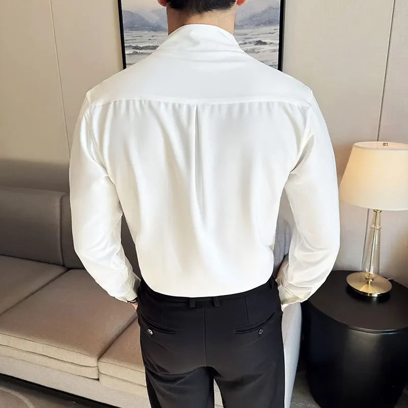 Chemise blanche pour homme avec col V et coupe ajustée, tissu fluide et confortable, design minimaliste, parfait pour un style sobre et élégant.