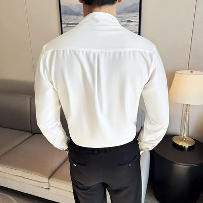 Chemise blanche pour homme avec col V et coupe ajustée, tissu fluide et confortable, design minimaliste, parfait pour un style sobre et élégant.