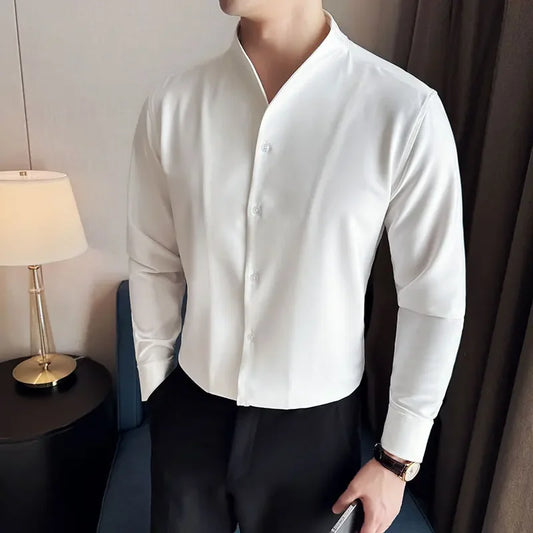 Chemise col V blanche pour homme, coupe ajustée, tissu respirant et extensible, manches longues, style britannique Old Money, boutonnage simple, look chic et décontracté.