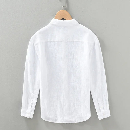 Vue de dos de la chemise décontractée blanche pour homme, avec un design simple et élégant. La coupe ample et fluide assure une grande liberté de mouvement, avec un dos propre et net, adapté pour un style casual-chic