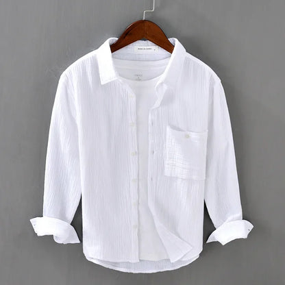 Chemise décontractée pour homme, vue de face, coloris blanc. Manches longues en double gaze froissée, col carré, coupe légèrement ample, tissu en coton de qualité, texture douce et aérée pour un confort optimal. Parfaite pour une allure élégante et décontractée