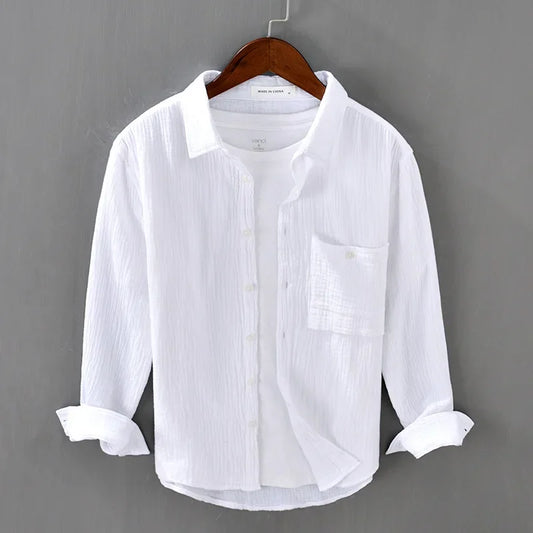 Chemise décontractée pour homme, vue de face, coloris blanc. Manches longues en double gaze froissée, col carré, coupe légèrement ample, tissu en coton de qualité, texture douce et aérée pour un confort optimal. Parfaite pour une allure élégante et décontractée