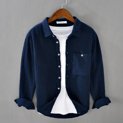 Chemise décontractée pour homme en bleu marine, vue de face. Design simple et élégant, tissu de haute qualité en double gaze froissée, offrant une sensation agréable sur la peau.