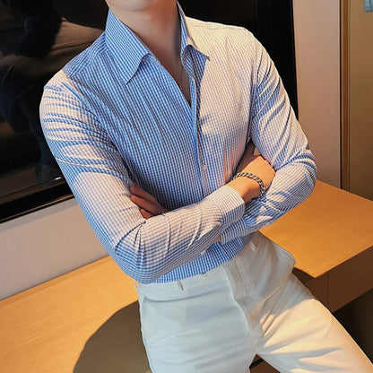 Homme portant chemise à carreaux bleu et blanc, look élégant inspiré du style Old Money, pour un événement décontracté ou professionnel.
