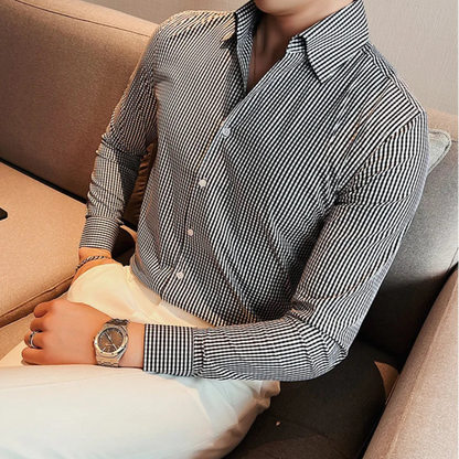 Chemise à carreaux noirs et blancs pour homme, col V et boutonnière simple fermée pour une allure élégante et moderne.